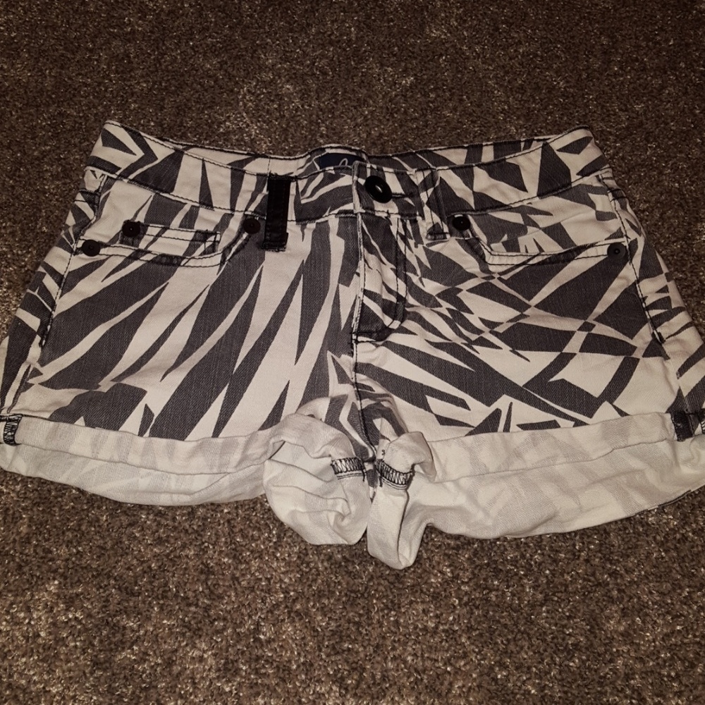 Patterned denim shorts